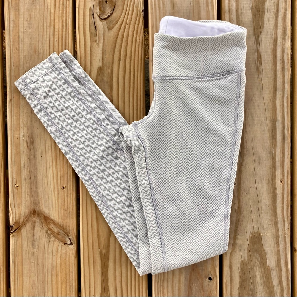 Stylish Gray Chevron pattern Leggings